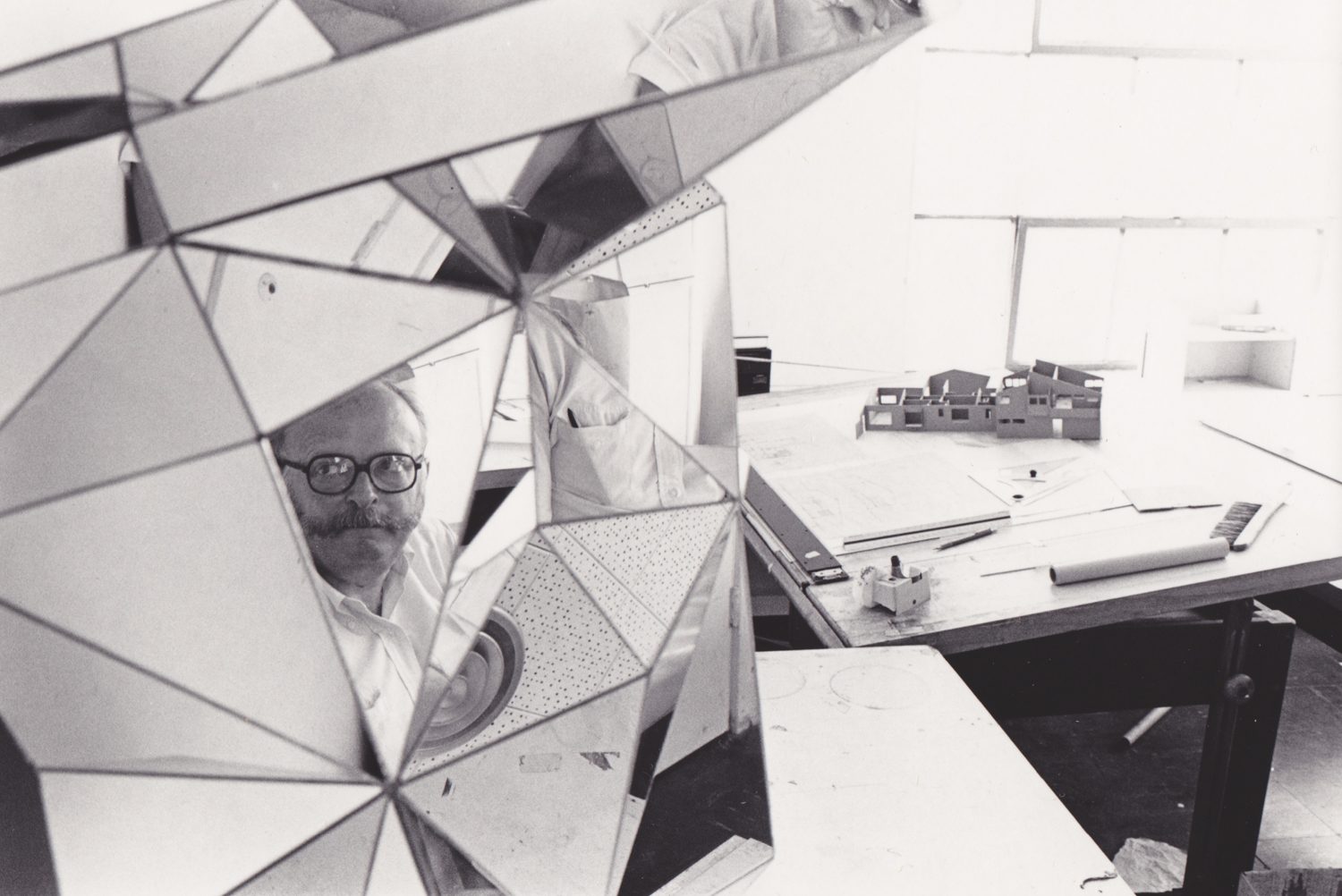 Charles Moore in the Austin studio, with the folded mirror